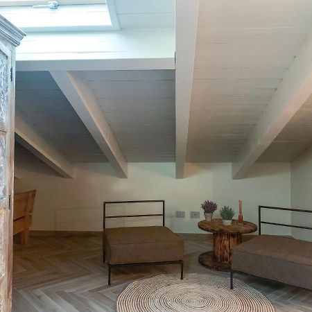 Charming Attic Apartment With Balcony & Swimming Pool Desenzano del Garda Ngoại thất bức ảnh