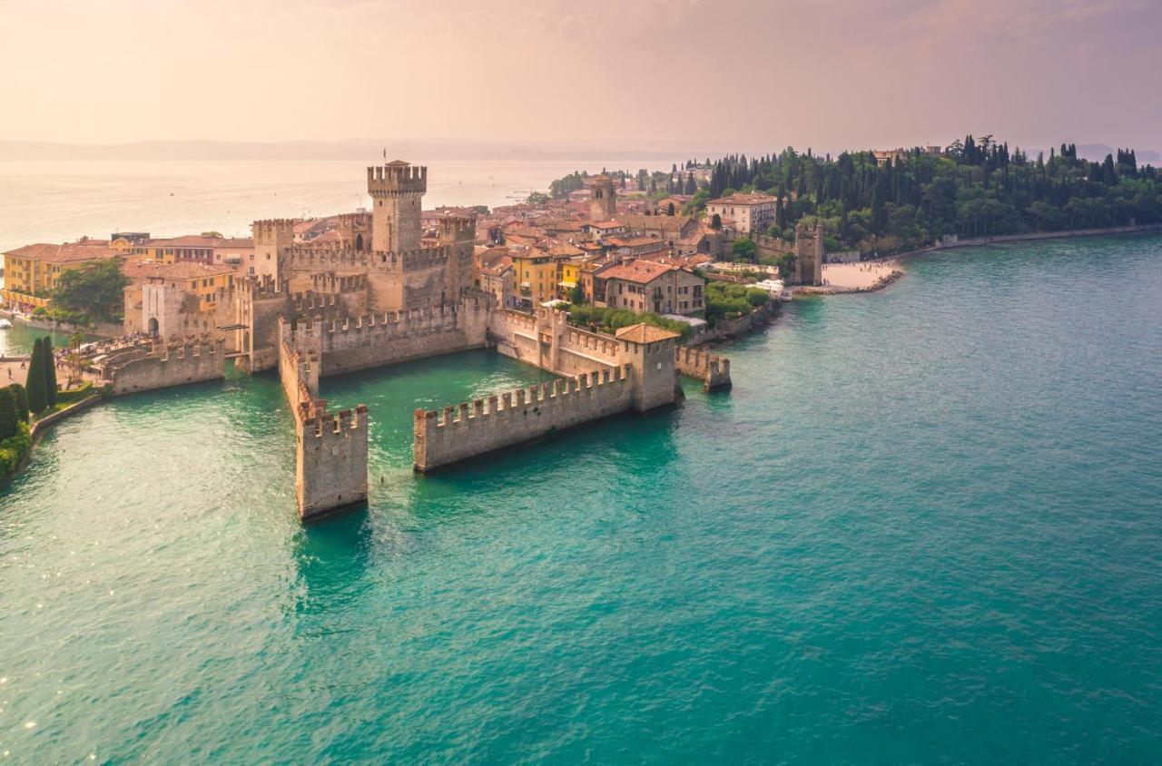 Charming Attic Apartment With Balcony & Swimming Pool Desenzano del Garda Ngoại thất bức ảnh