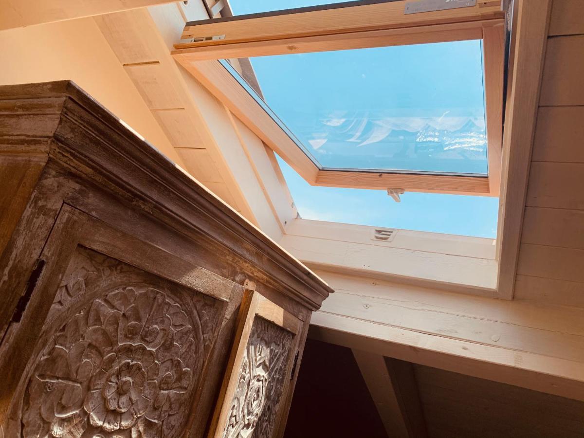 Charming Attic Apartment With Balcony & Swimming Pool Desenzano del Garda Ngoại thất bức ảnh