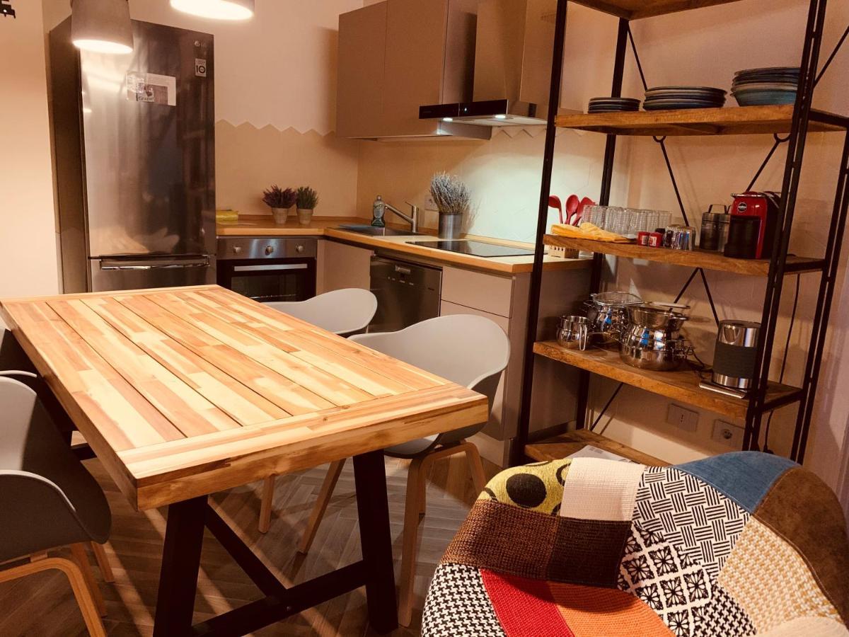 Charming Attic Apartment With Balcony & Swimming Pool Desenzano del Garda Ngoại thất bức ảnh