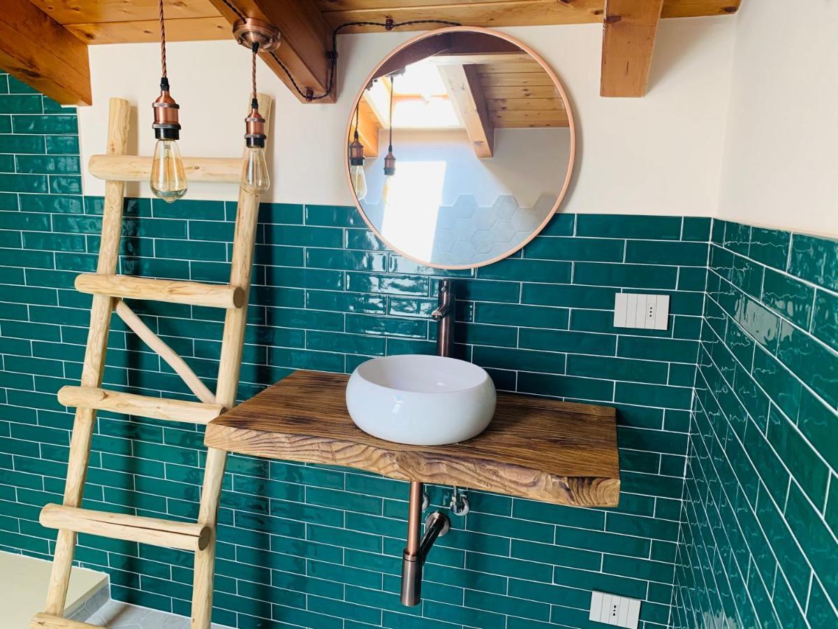 Charming Attic Apartment With Balcony & Swimming Pool Desenzano del Garda Ngoại thất bức ảnh