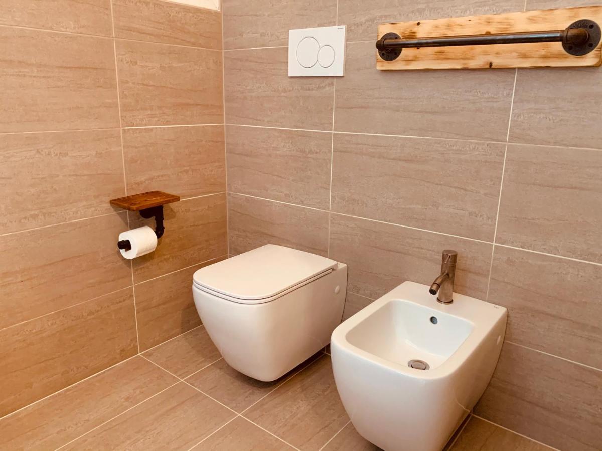 Charming Attic Apartment With Balcony & Swimming Pool Desenzano del Garda Ngoại thất bức ảnh