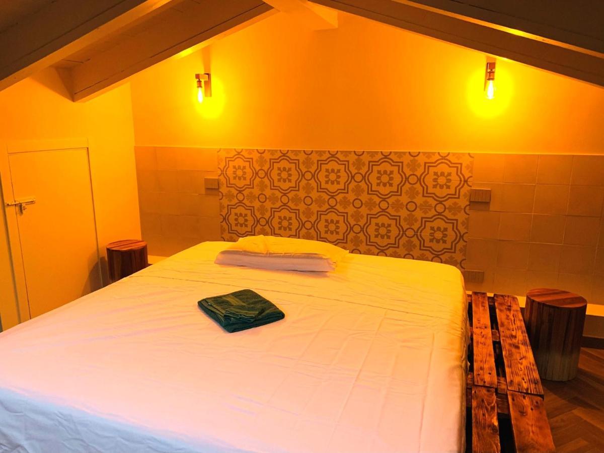 Charming Attic Apartment With Balcony & Swimming Pool Desenzano del Garda Ngoại thất bức ảnh