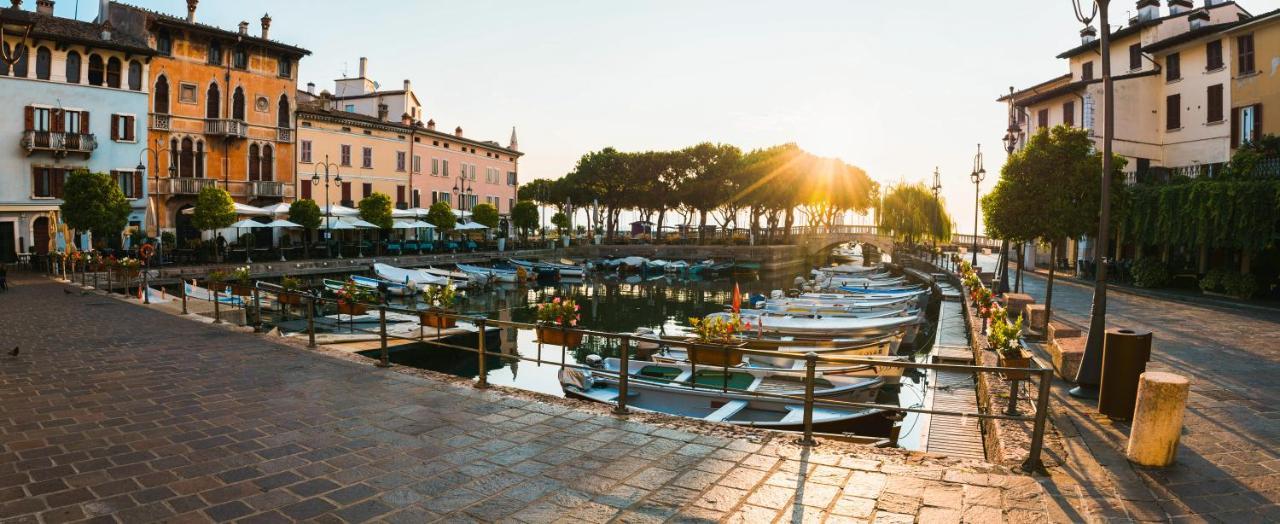 Charming Attic Apartment With Balcony & Swimming Pool Desenzano del Garda Ngoại thất bức ảnh