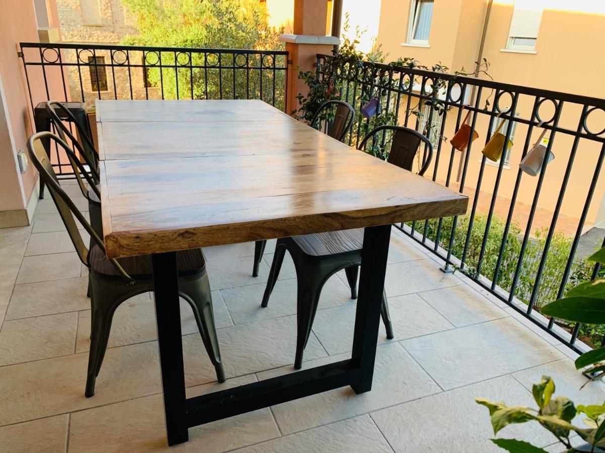 Charming Attic Apartment With Balcony & Swimming Pool Desenzano del Garda Ngoại thất bức ảnh