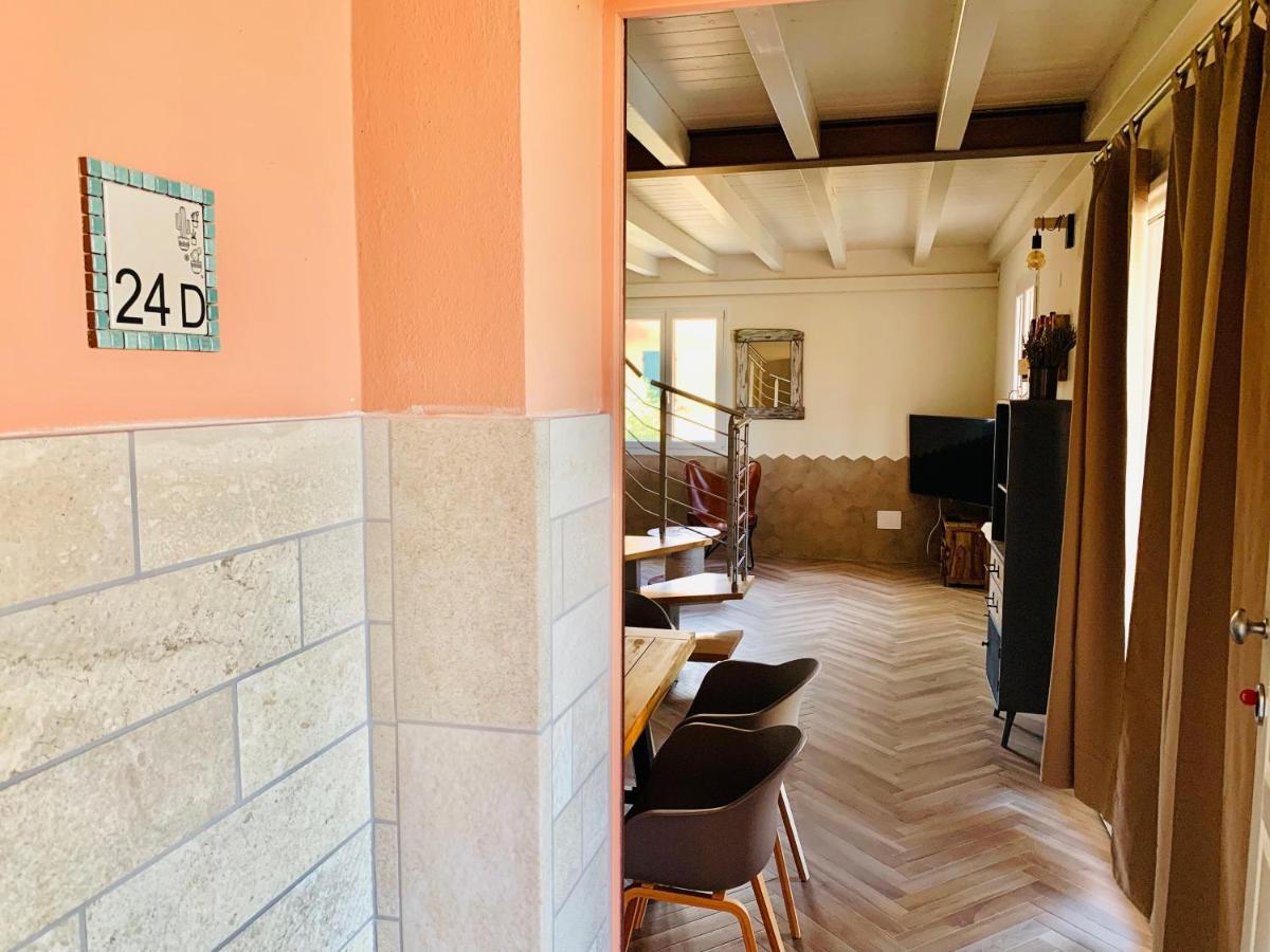 Charming Attic Apartment With Balcony & Swimming Pool Desenzano del Garda Ngoại thất bức ảnh