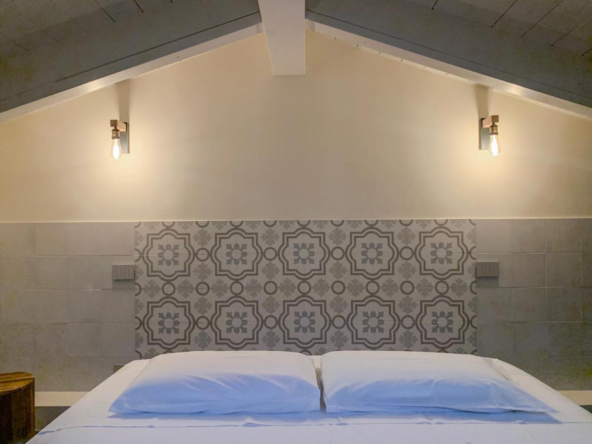 Charming Attic Apartment With Balcony & Swimming Pool Desenzano del Garda Ngoại thất bức ảnh
