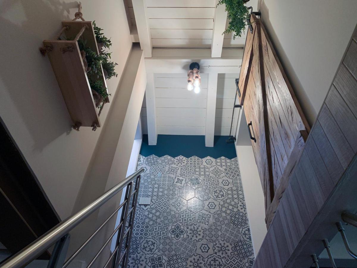 Charming Attic Apartment With Balcony & Swimming Pool Desenzano del Garda Ngoại thất bức ảnh
