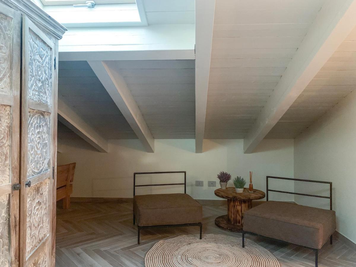 Charming Attic Apartment With Balcony & Swimming Pool Desenzano del Garda Ngoại thất bức ảnh