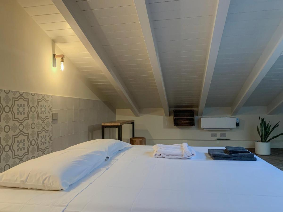 Charming Attic Apartment With Balcony & Swimming Pool Desenzano del Garda Ngoại thất bức ảnh